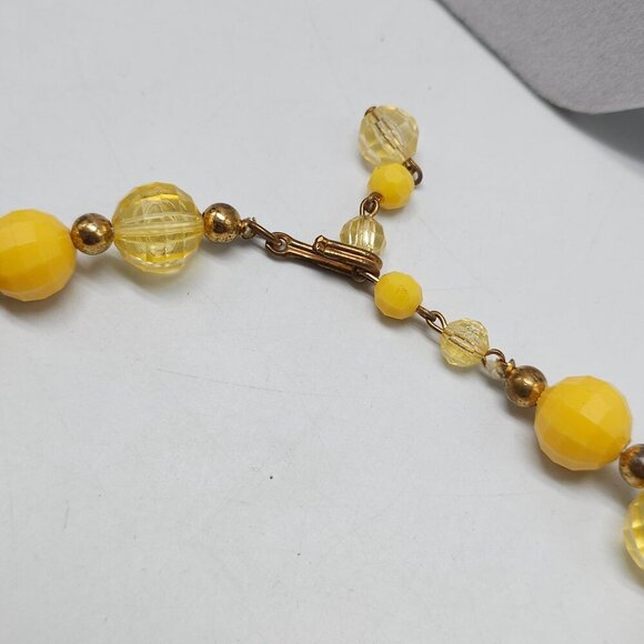 Vintage Yellow Acrylic Beaded Necklace Faceted Gold-Toned Accents 15" Length - Picture 4 of 5